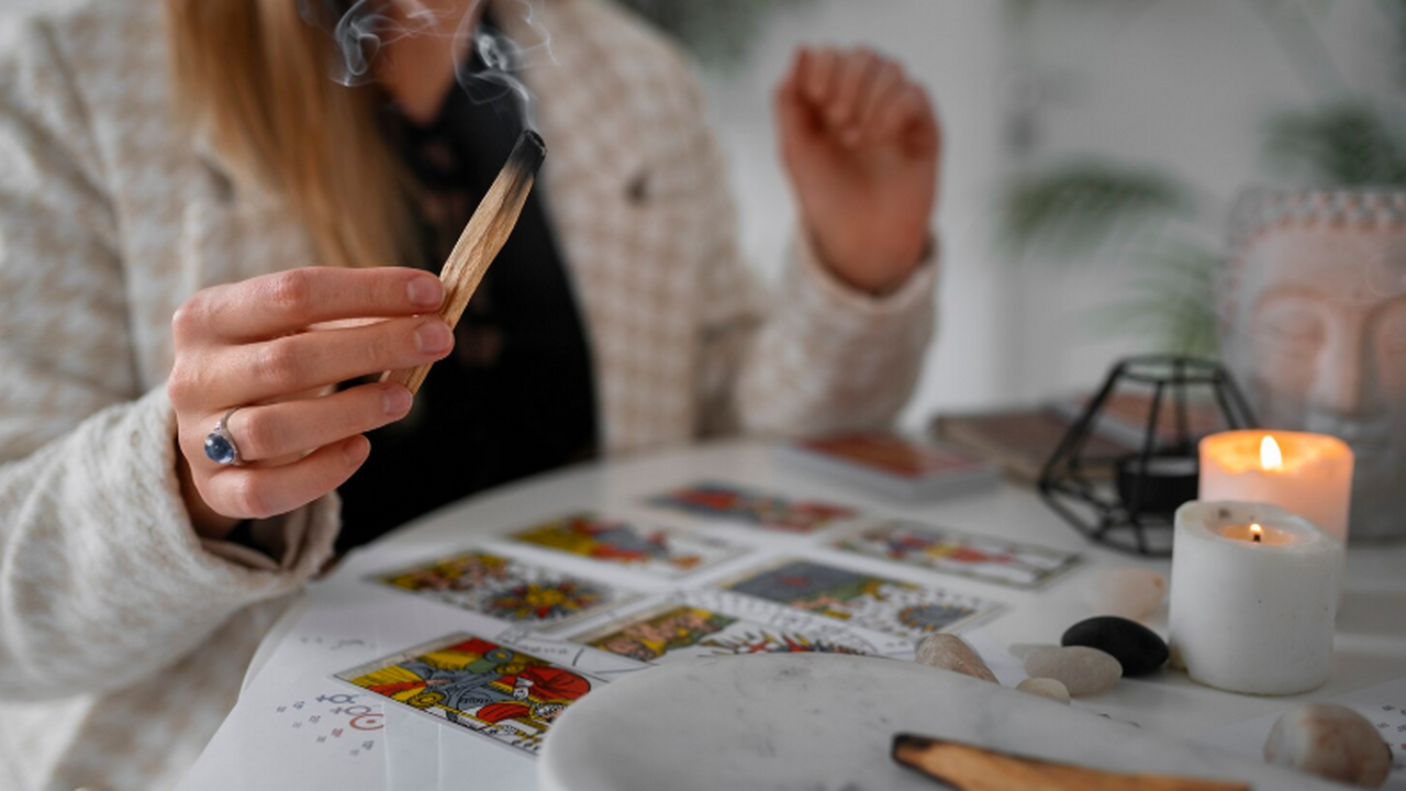 РПЦ: гадание в святки считается обращением к бесам — иеромонах Макарий Священник заявил, что гадания на святки и в Рож...