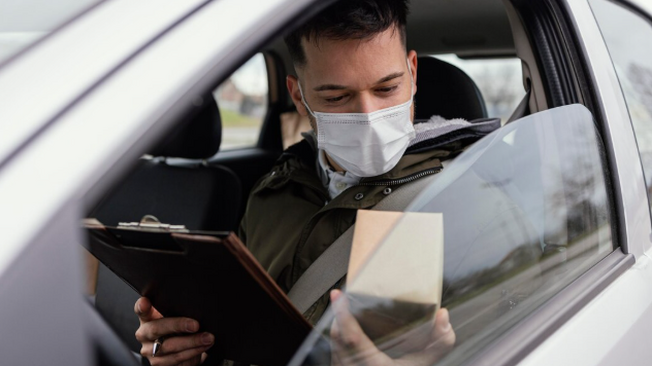 Руки на руль: за что обычным российским водителям может «прилететь» штраф Телефон за рулём: когда камера фиксирует наруше...