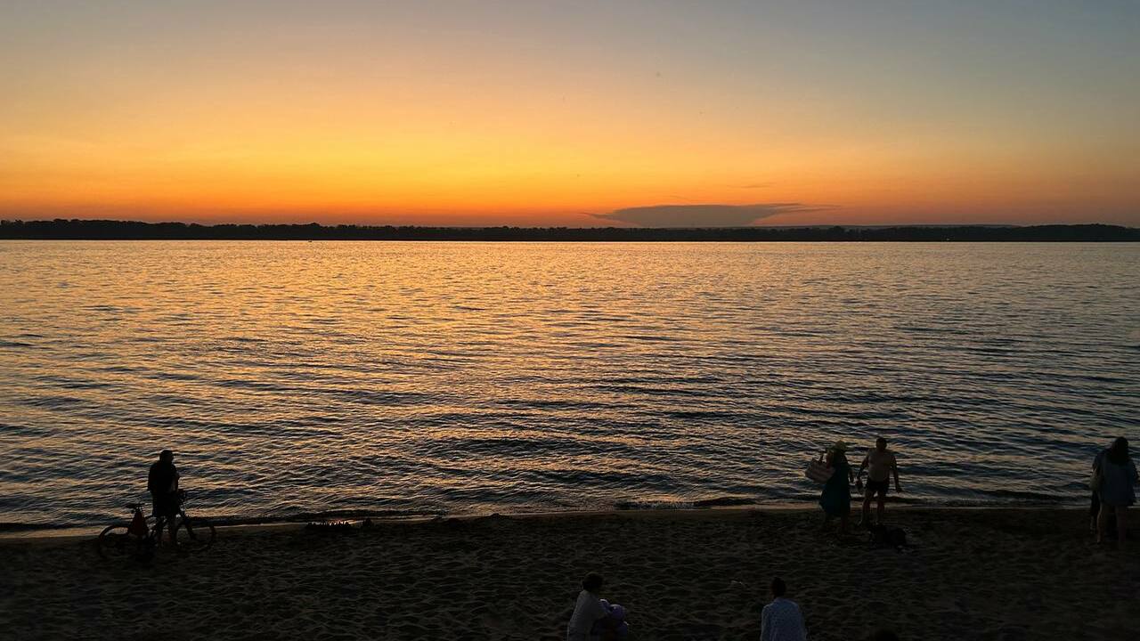 Платные лежаки у воды: как отдыхающим у Волги пытаются закрыть доступ к берегу Жители Самары выразили свое возмущение по повод...
