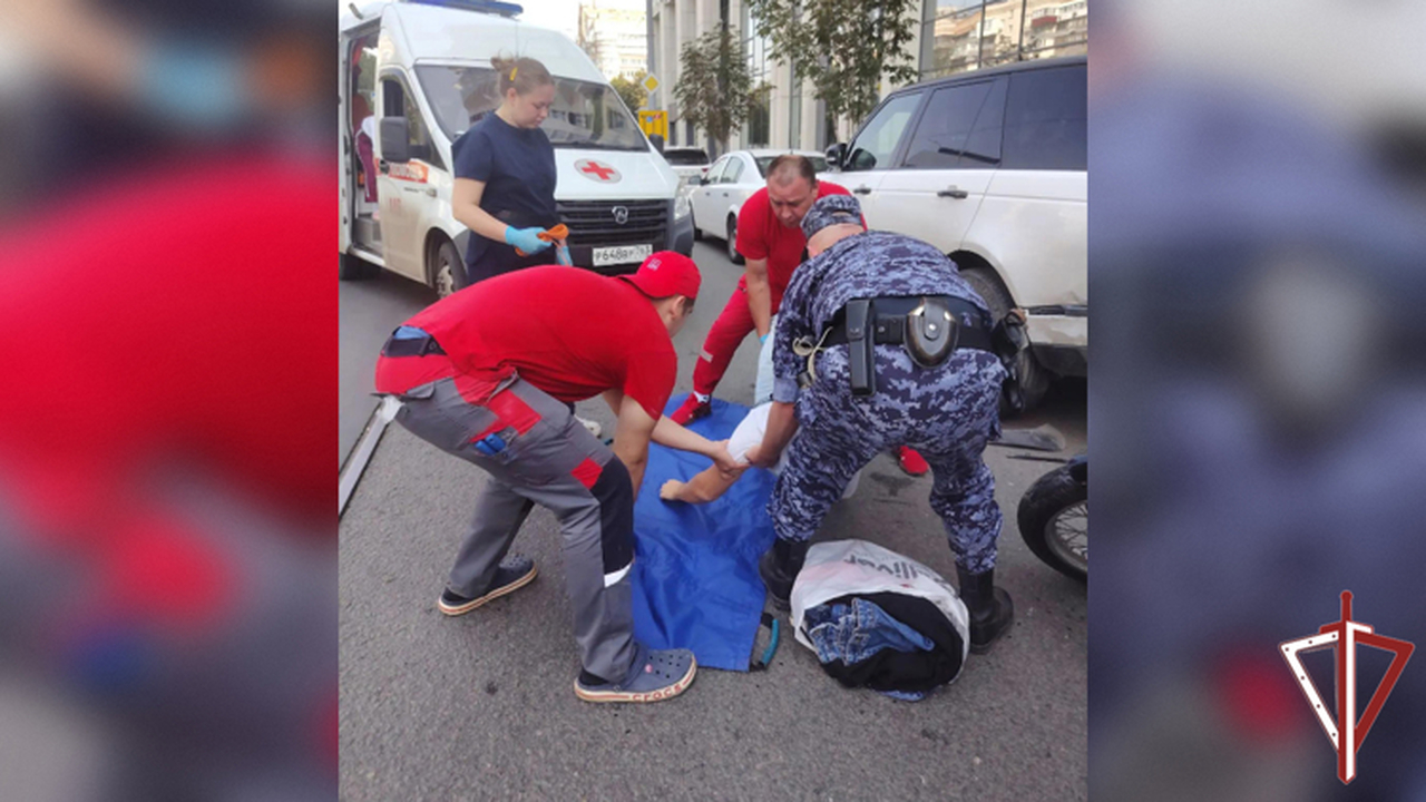 Они оказали пострадавшему доврачебную помощь: н...