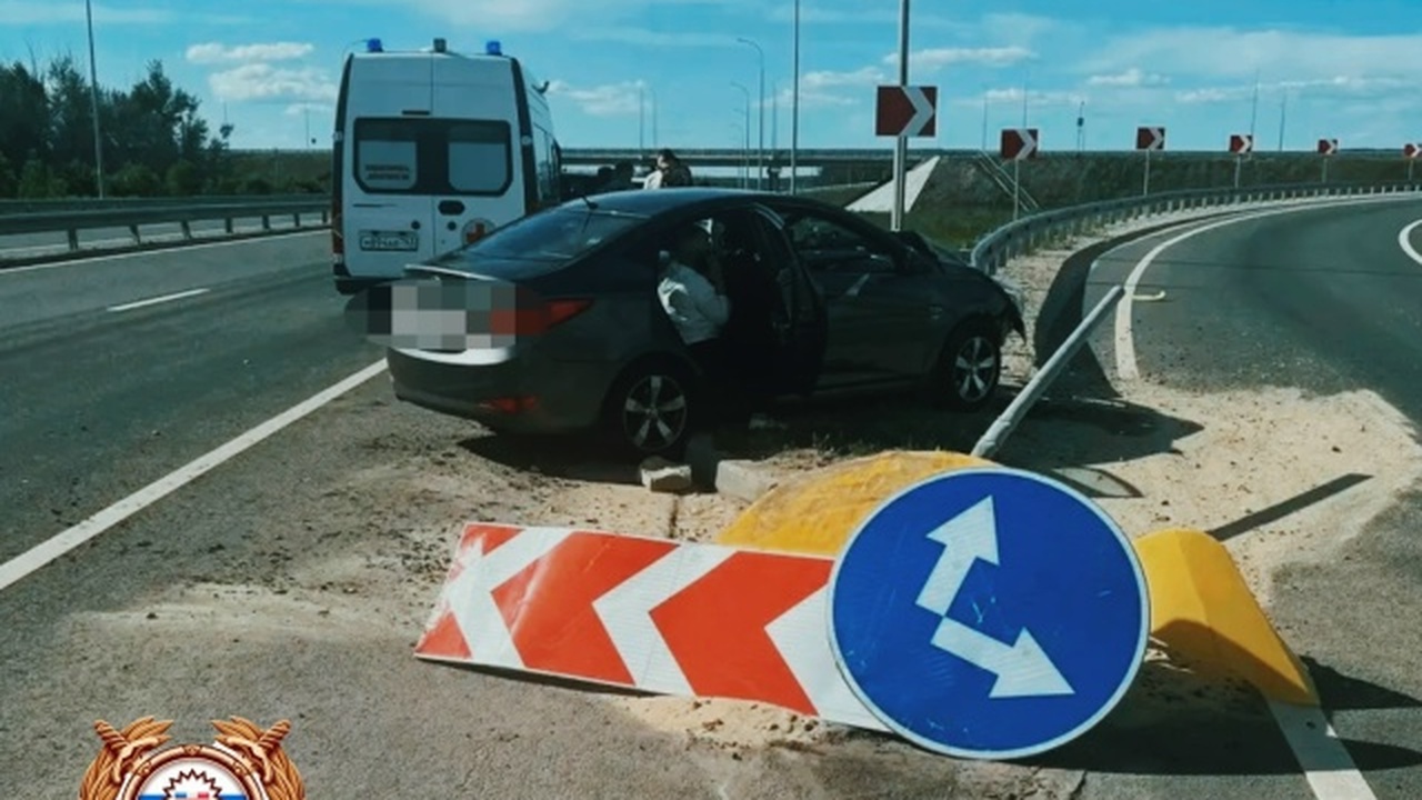 Автомобиль Hyundai Solaris в районе 303-го км в...