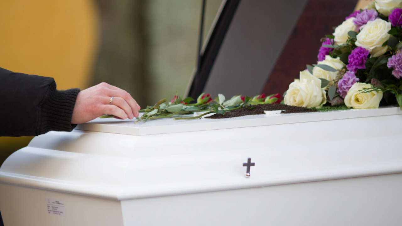 Священник: кремация не влияет на посмертную участь души Священник Сергей Иванов пояснил, что кремация т...