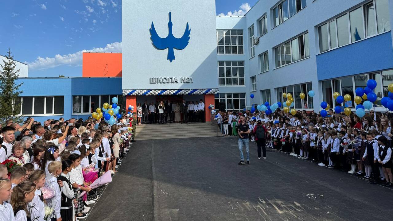 Все по многолетним традициям: в школах Самарской области прошли праздничные линейки В них приняли участие руководители области и го...