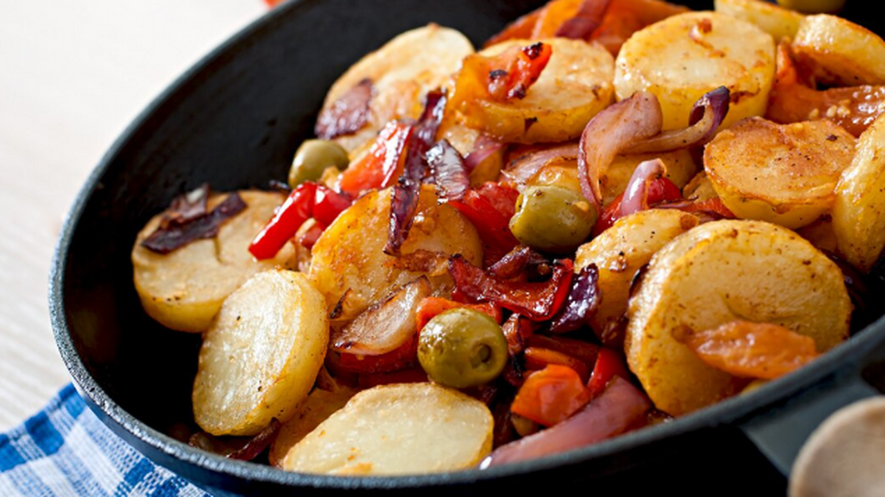 Зачем картошку перед жаркой нужно ошпаривать кипятком: секрет от настоящих профи - гости борются за добавку Жареная картошка часто превращается в мягкую, ж...