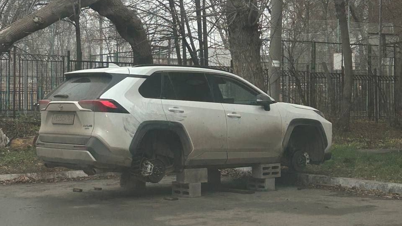 В Самаре массово воруют колеса: по утрам машины находят поднятыми на кирпичи Самарские автолюбители сообщают о росте числа к...