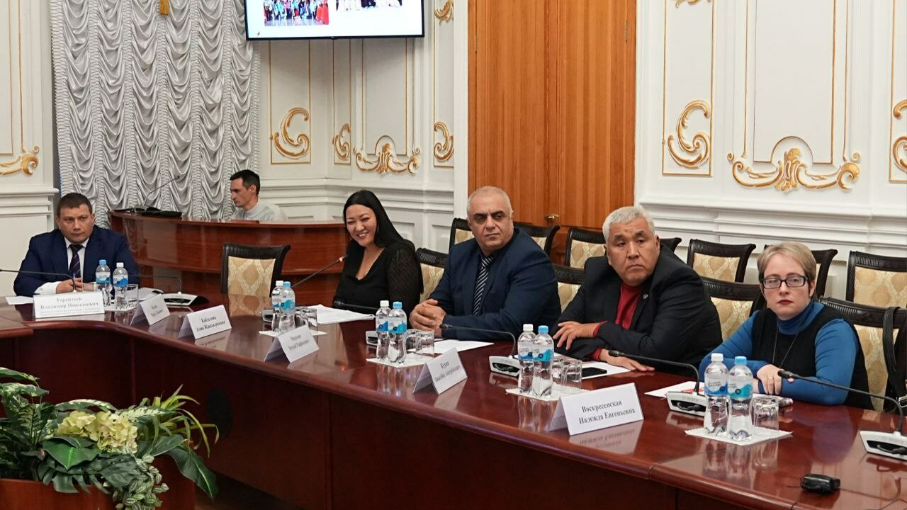 С представителями национальных центров встретил...