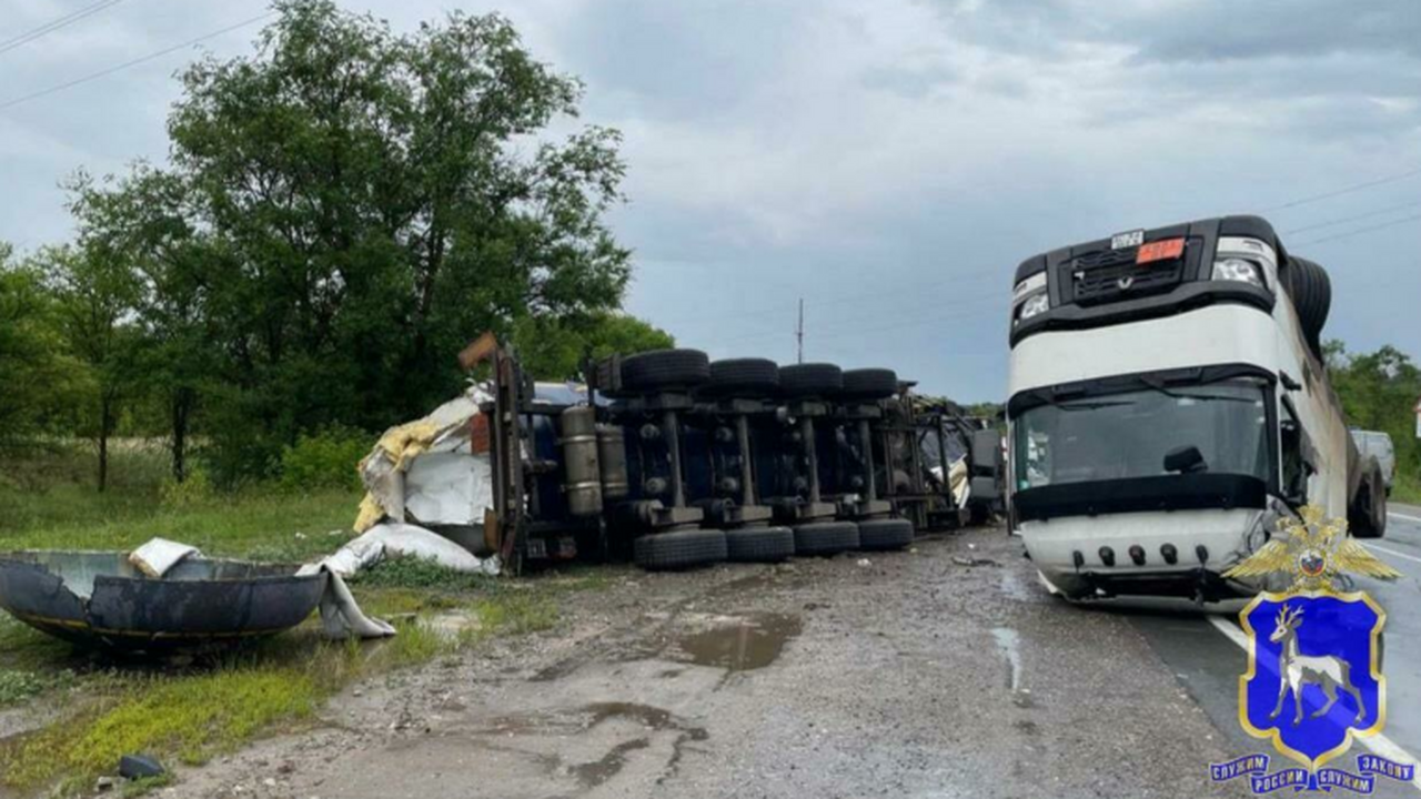 Утекло в природу. В Самарской области авария бензовоза привела к серьезным последствиям В Самарской области 23 июня на трассе переверну...