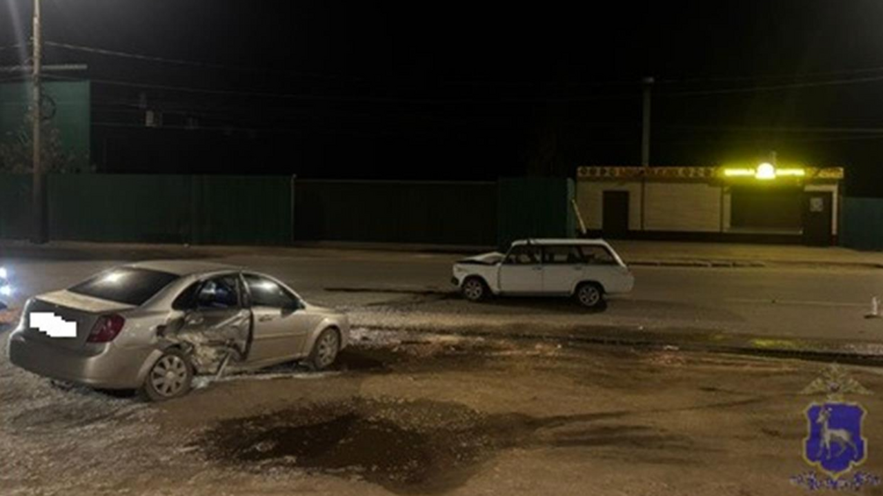 Никто до дома не доехал. В Самарской области раскидало автомобиль с молодыми девушками Три 19-летние девушки попали в больницу после н...