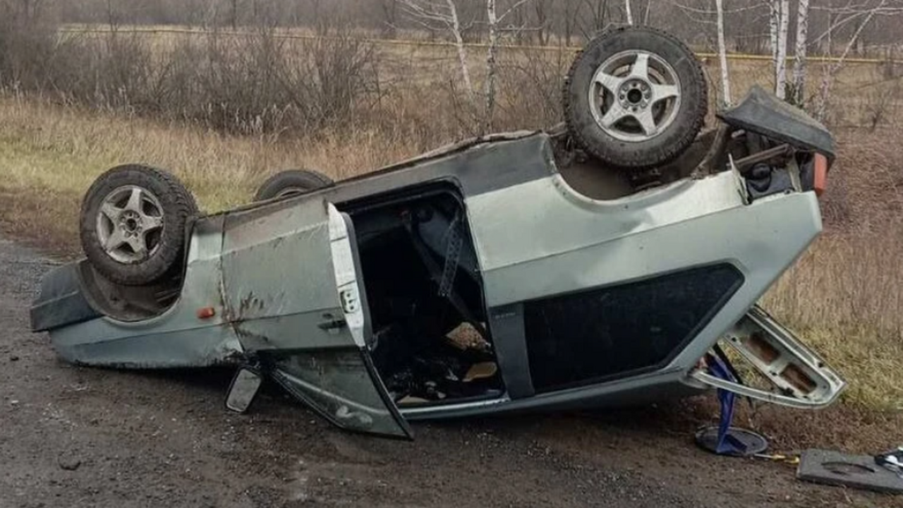 На трассе А-300 в Самарской области «Нива» пере...