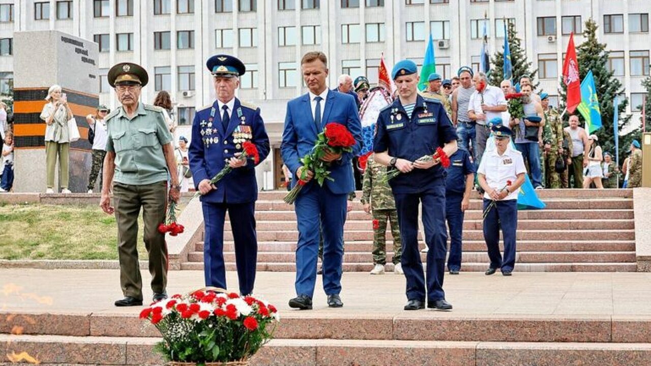 Прошла торжественная церемония возложения цветов