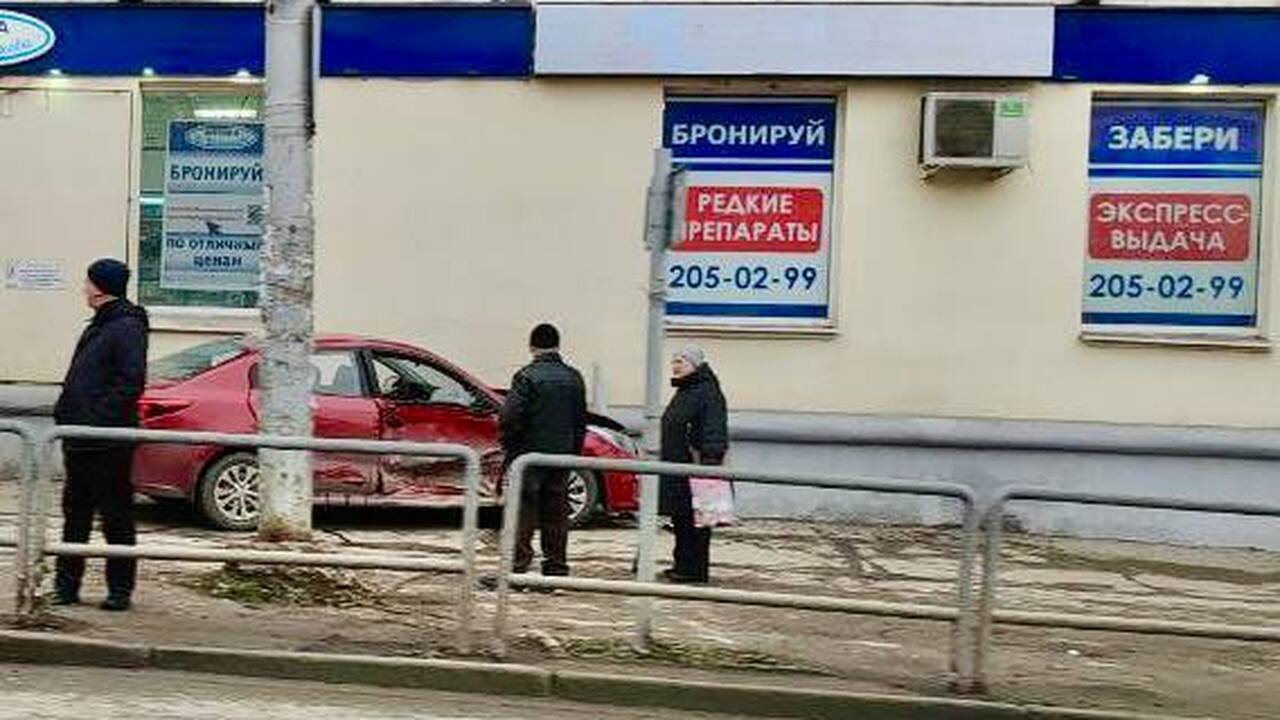 7 декабря девушка-пешеход пострадала после столкновения двух машин на Мичурина Столкнулись Toyota Land Cruiser и Kia Rio, кото...