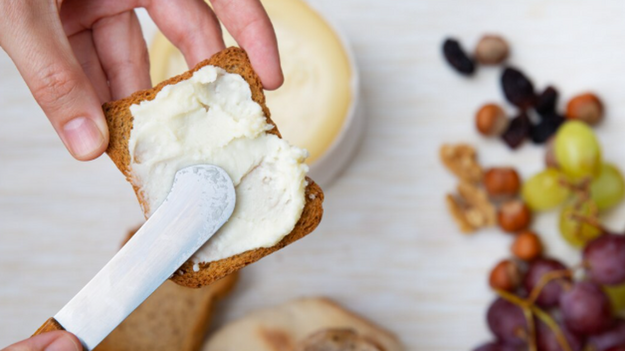 Идеальная я намазка к Новому году — лёгкая и нежная как шёлк: Огненная Лошадь точно будет довольна Если хочется на праздничный стол что‑то лёгкое,...