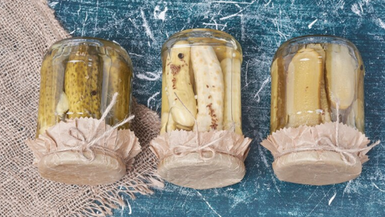 Представлен вкуснейший рецепт засолки хрустящих огурцов: простой и быстрый способ Представлен вкуснейший рецепт засолки хрустящих...