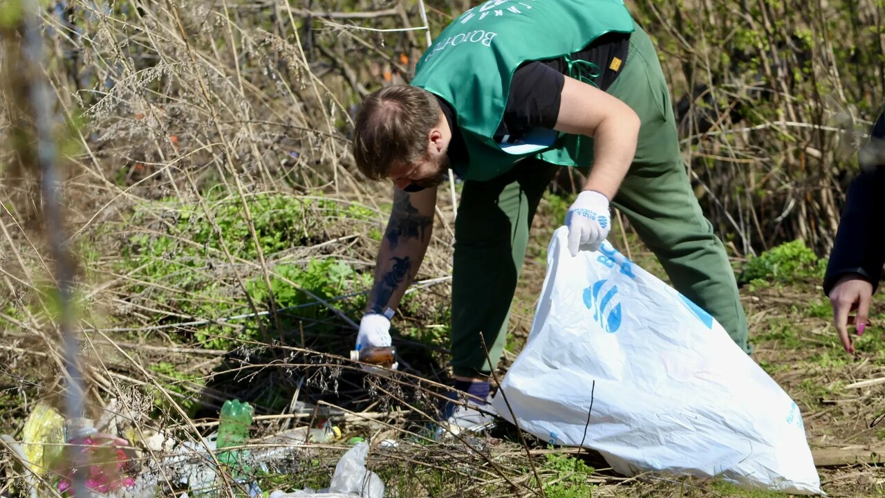 Более 4000 самарцев очистили от мусора 108 км берегов рек в акции «Вода России» Проект реализуется в рамках нацпроекта «Экологи...