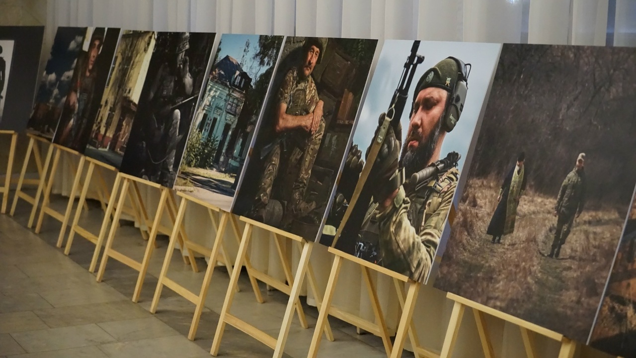 В Тольятти представили выставку фотографий из зоны проведения СВО Автор запечатлел обстановку в районе боевых дей...