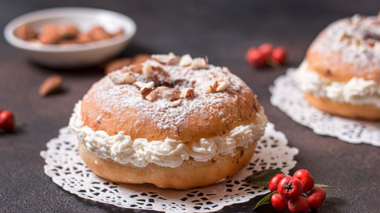 Семья просто подсела на эту вкуснятину: Творожные булочки «Лилии» с орехами и изюмом - простая и вкусная выпечка к чаю Эффектная домашняя выпечка «как в ресторане», к...