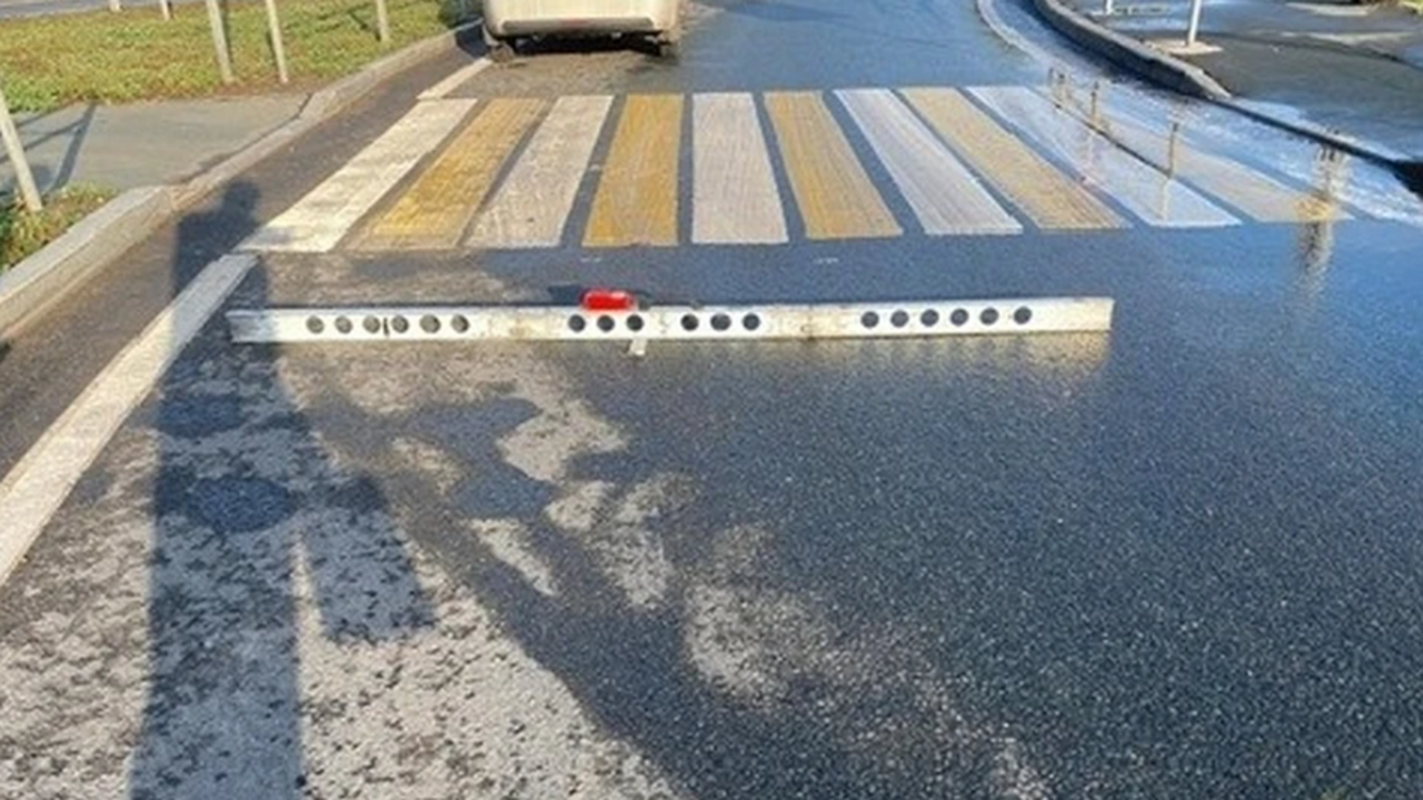 В Самаре мотоциклист врезался в бордюр и переве...
