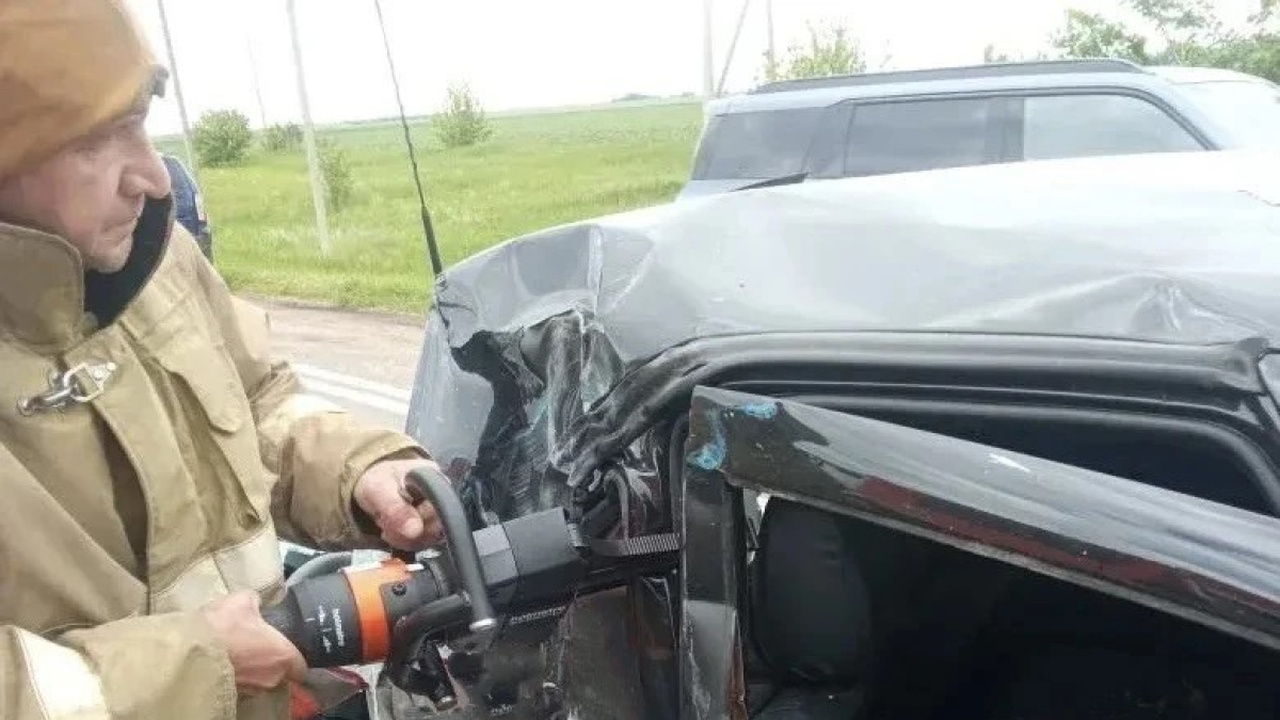 Спасатели деблокировали пострадавших после ДТП в Кинель-Черкассах Пострадавших передали бригаде скорой помощи