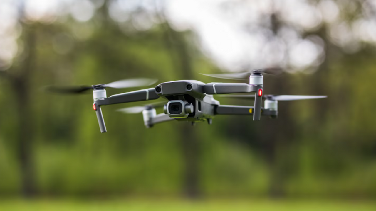 Катер окружён радиопоглощающей сетью и запускает БПЛА после её сворачивания Для снижения радиолокационной заметности катер ...