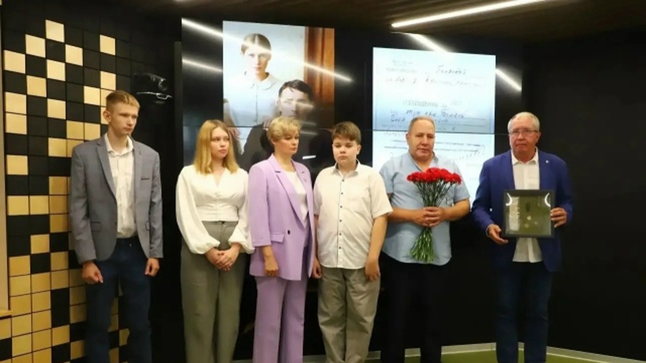 В Самаре родственникам красноармейца Беляева передали его медальон В церемонии приняли участие представители админ...