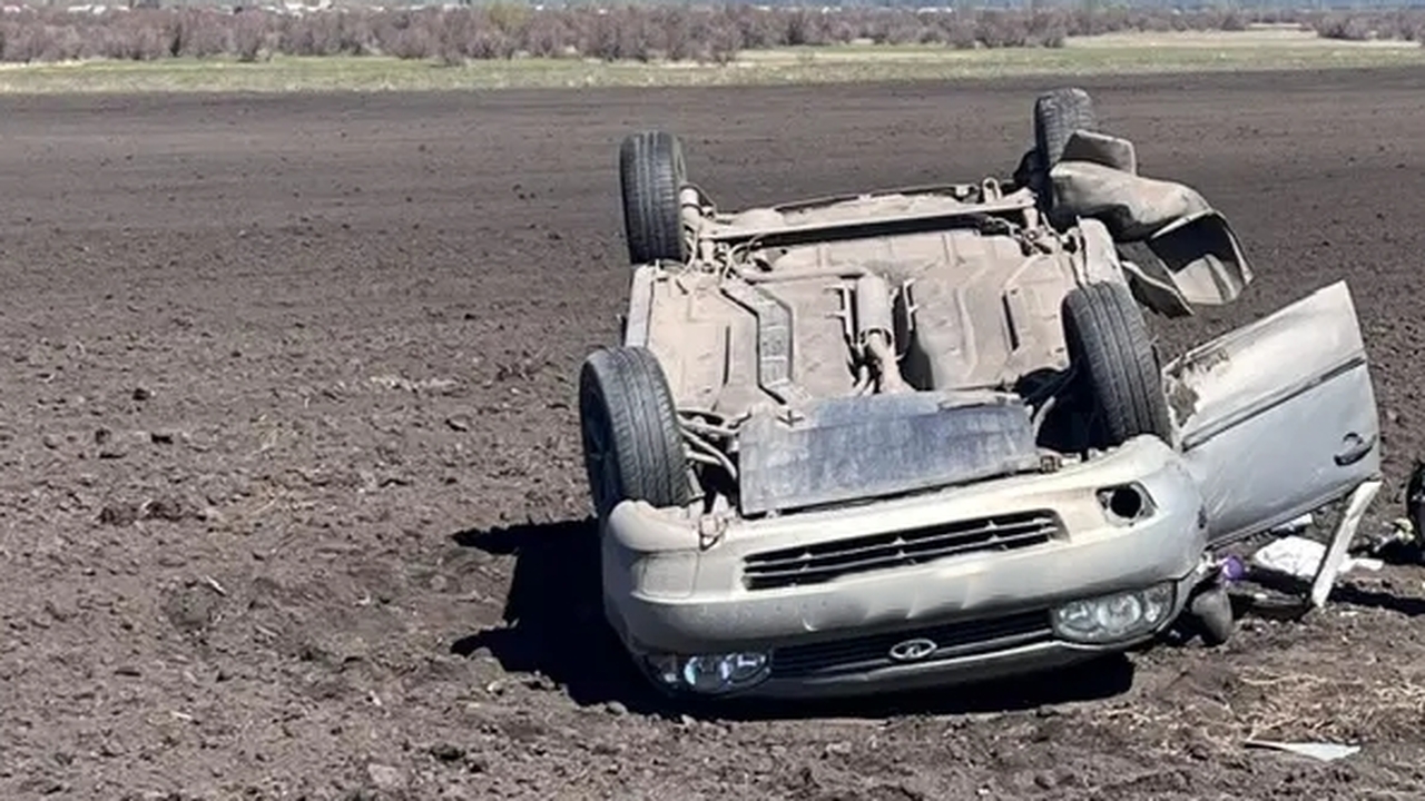 Lada Kalina опрокинулась в кювет на трассе