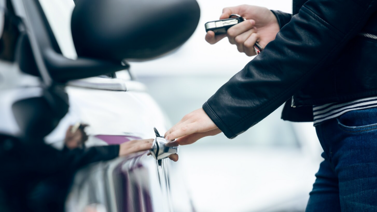 Ключи в салоне, двери закрыты: проверенные способы открыть машину самому Даже внимательный водитель может случайно захло...