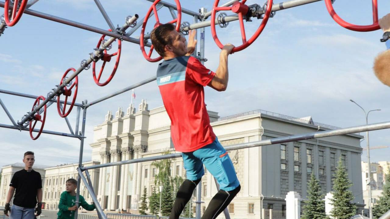 19 июля в Самаре прошел российский чемпионат по гонкам с препятствиями Участники преодолевали дистанцию в 100 метров