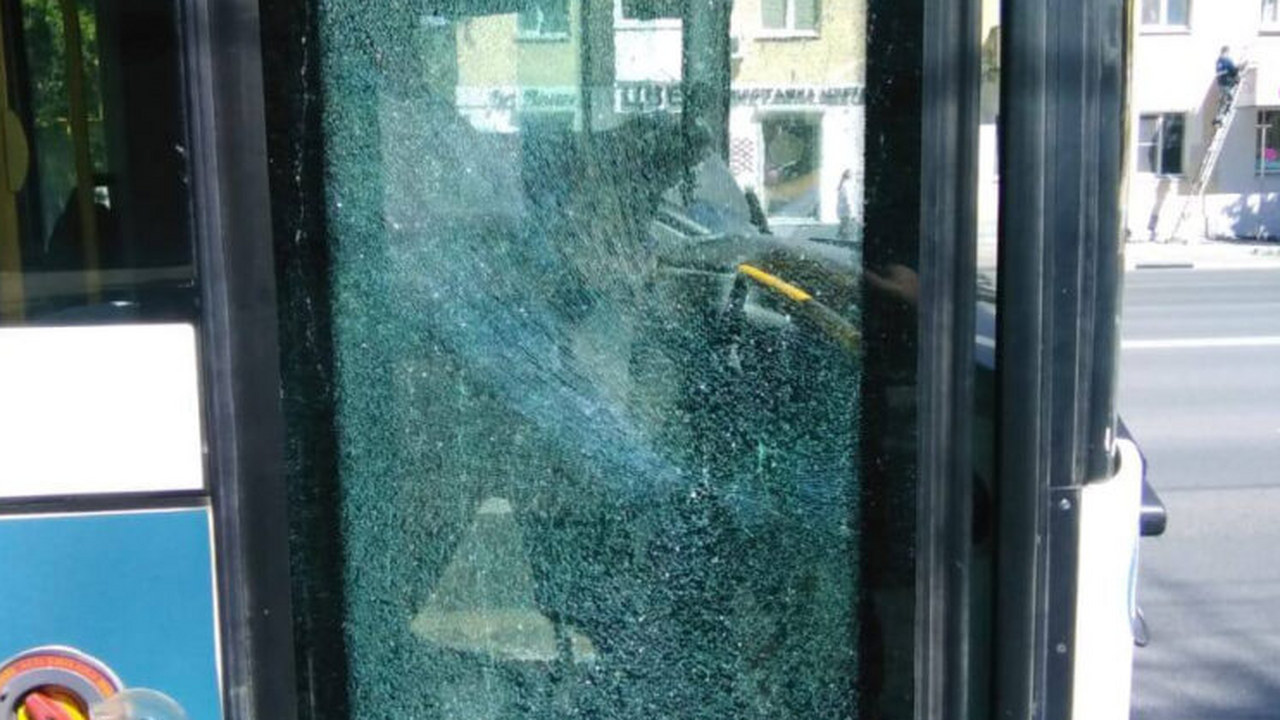 Оказались зажаты в жуткой ловушке. В Самарской области подростки расстрелял автобус с людьми Перевозчик "СамараАвтоГаз" прокомментировал обс...
