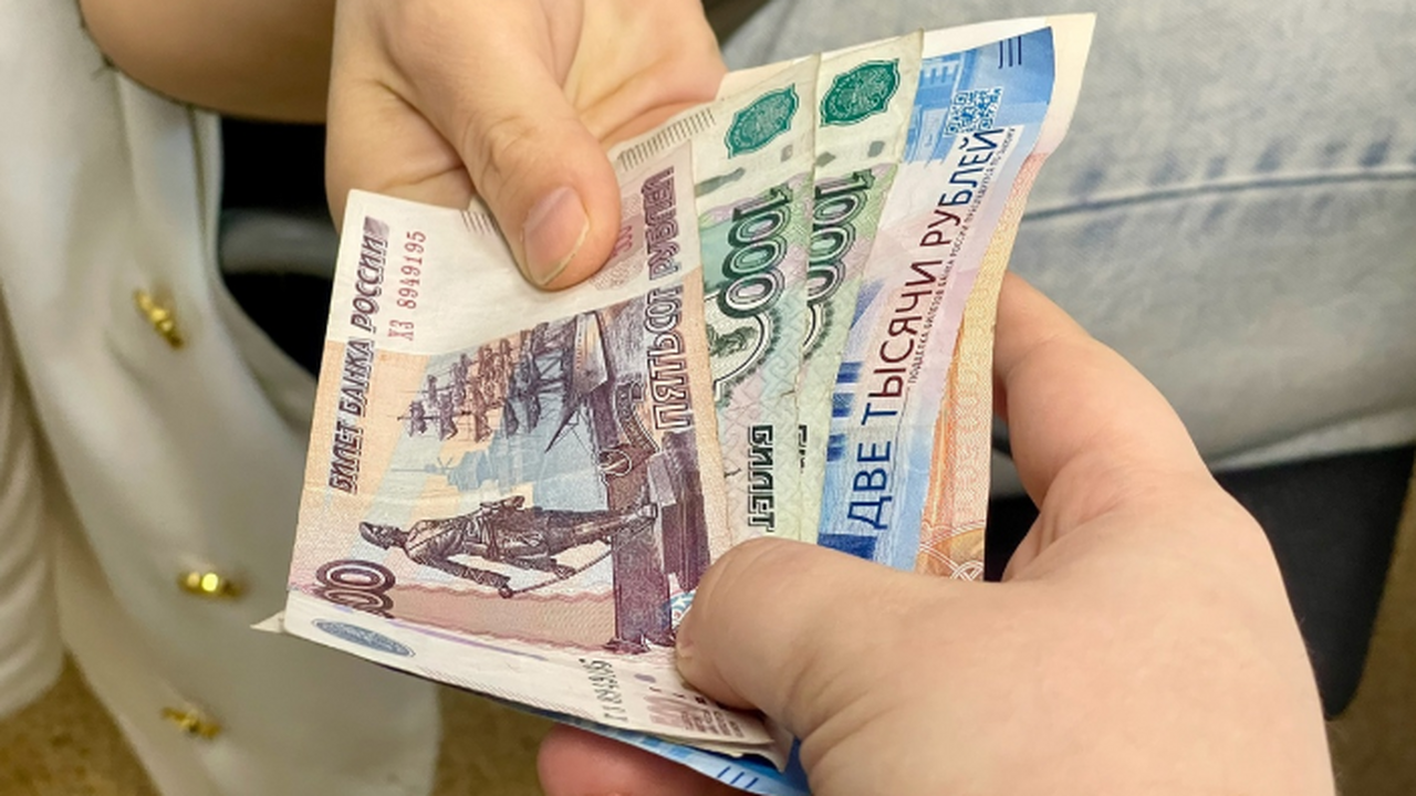 Россияне в июне получат три раза по 10 000 рублей от СФР. Названа дата прихода денег на карту Россияне в июне получат три раза по 10 000 рубл...