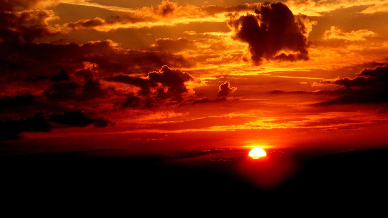 Ученые объяснили красный ореол над Альпами небесным явлением ELVE Явление наблюдается уже во второй раз за три года