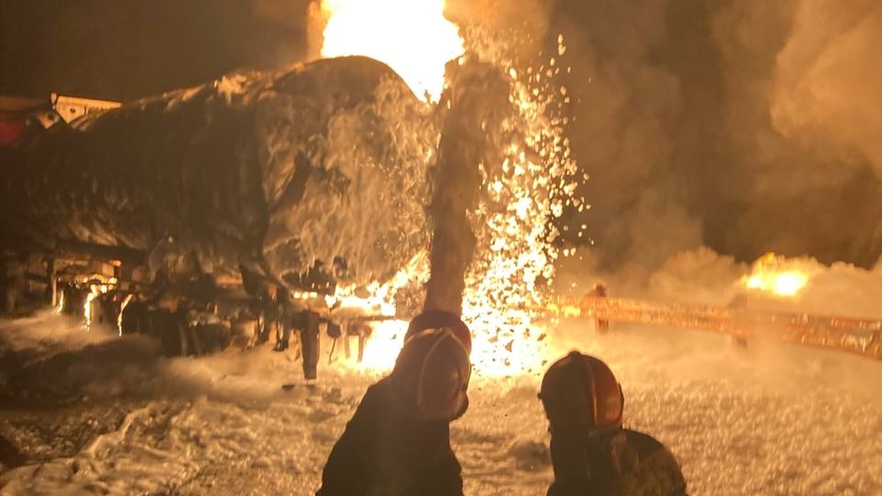 Под Самарой на трассе Р-229 столкнулись четыре фуры, возник пожар Пожарным удалось оперативно ликвидировать возго...