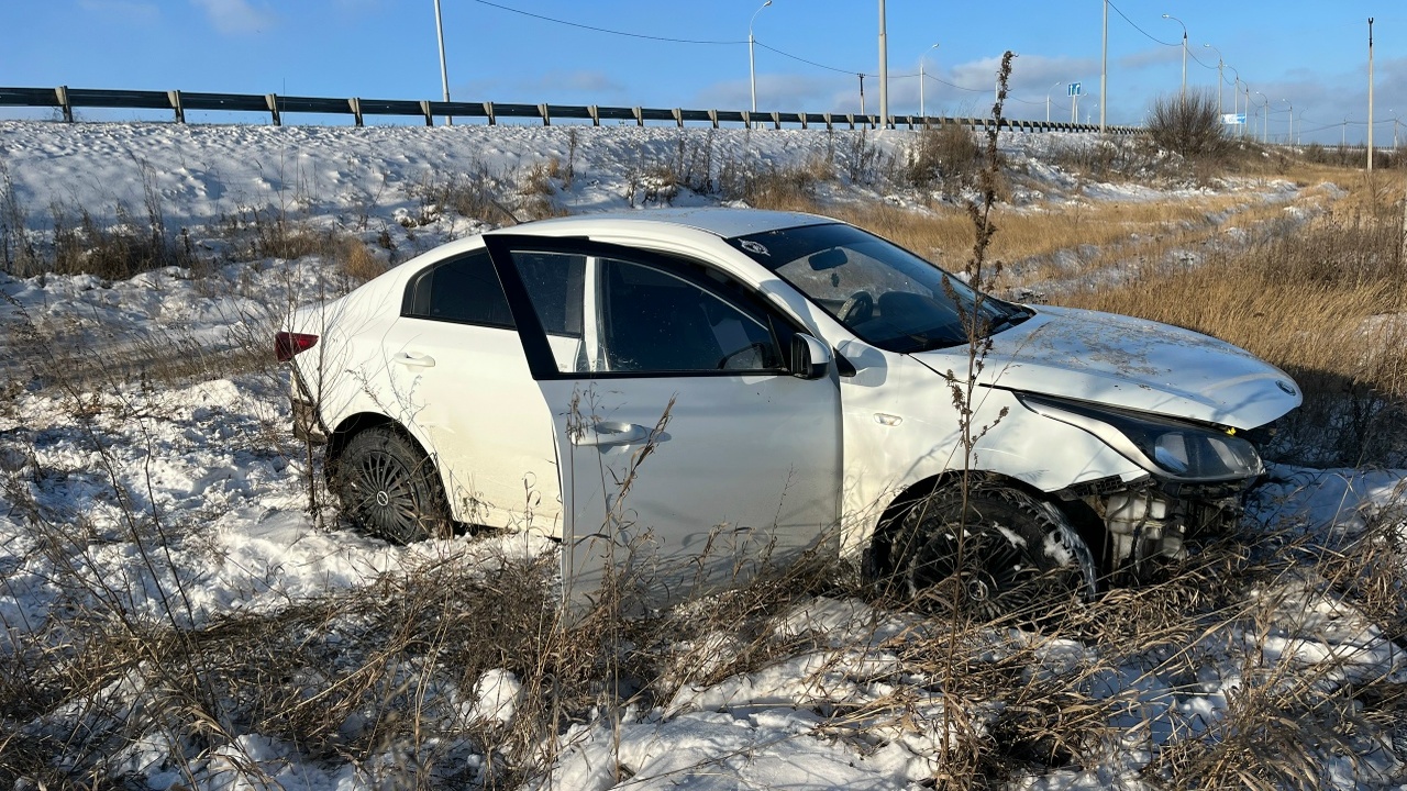 ДТП на обходе Сызрани: спасатели эвакуировали женщину из разбитой машины По неизвестной причине автомобиль Kia Rio съеха...