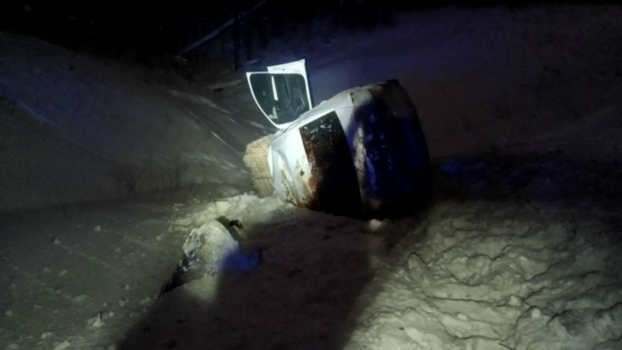 Последствия ДТП ликвидировали пожарные-спасатели