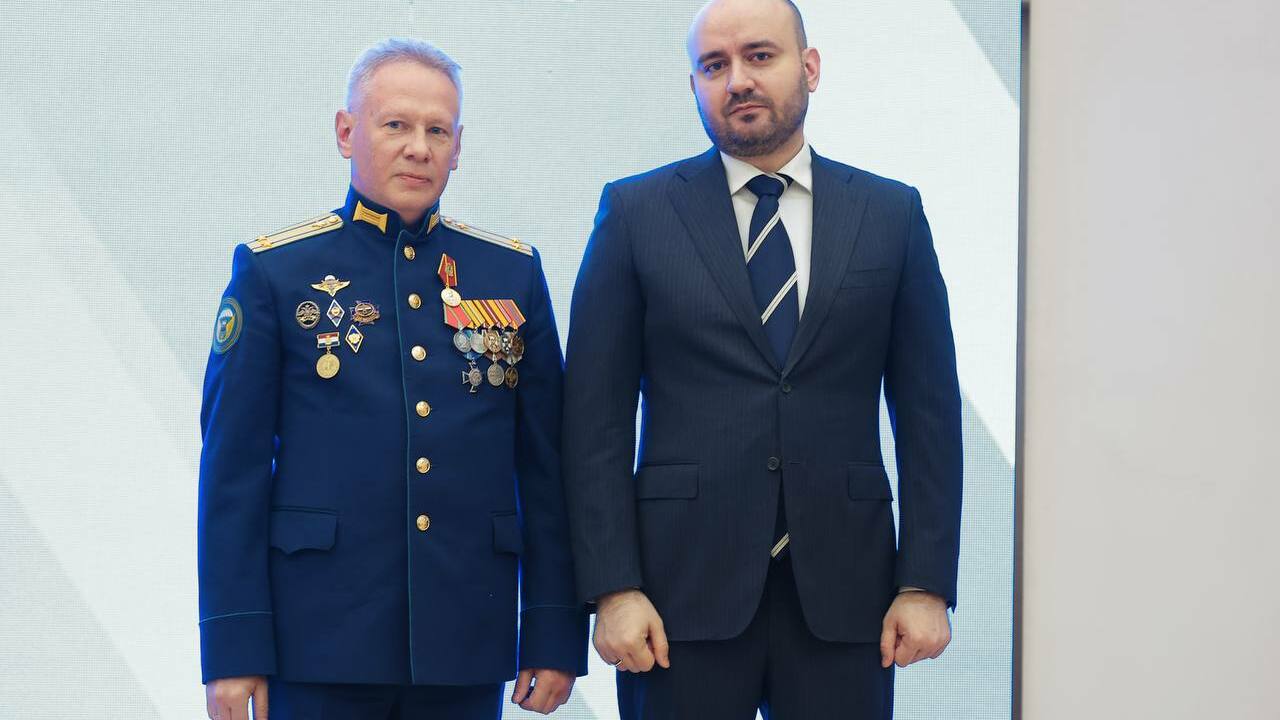 Ко Дню России: Губернатор Федорищев отметил госнаградами героев труда и участников СВО Накануне Дня России, 10 июня, в здании Правител...