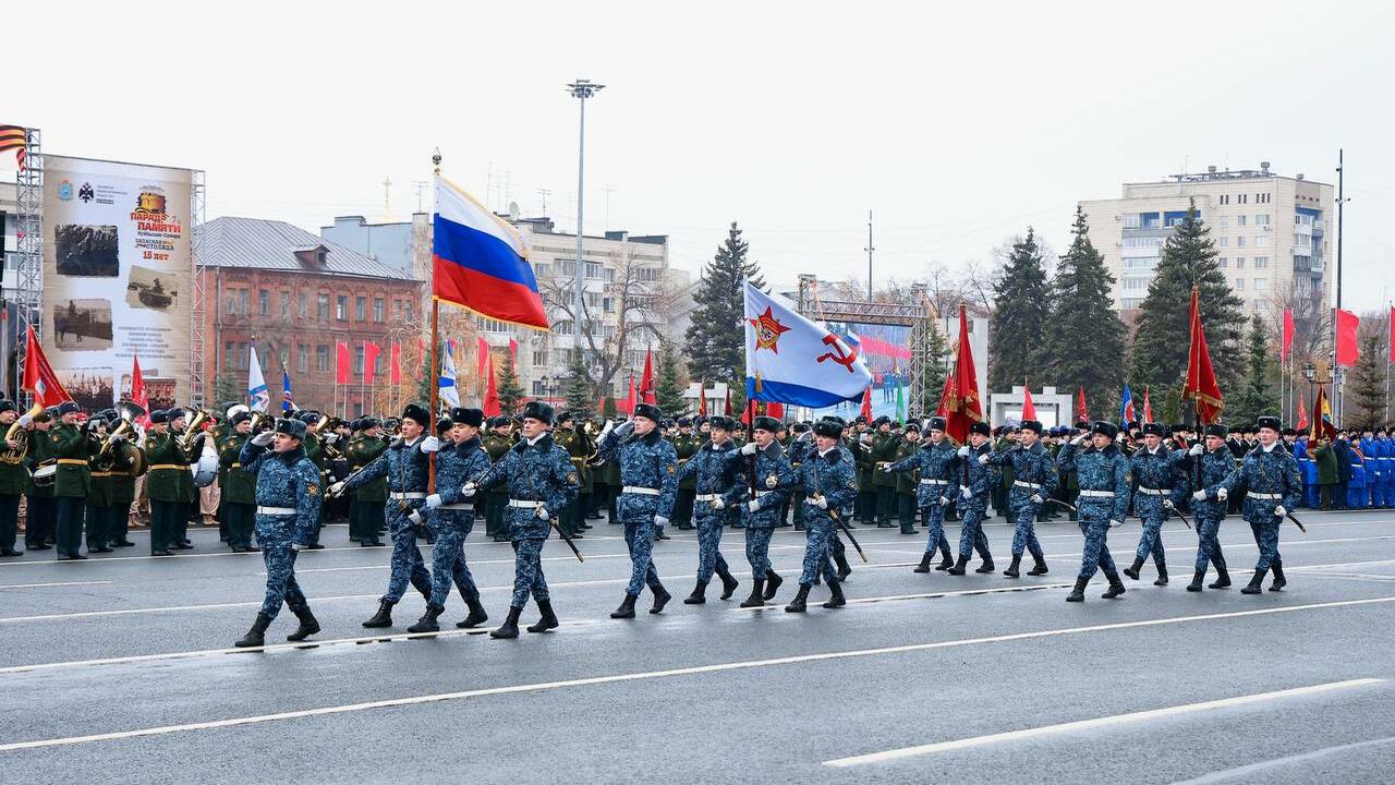 В Самаре на площади Куйбышева прошел Парад Памяти В пятницу, 7 ноября, на площади Куйбышева состо...