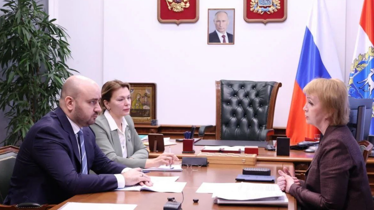 Вячеслав Федорищев провел рабочую встречу с председателем Счетной палаты Самарской области Губернатор Вячеслав Федорищев провел рабочую вс...