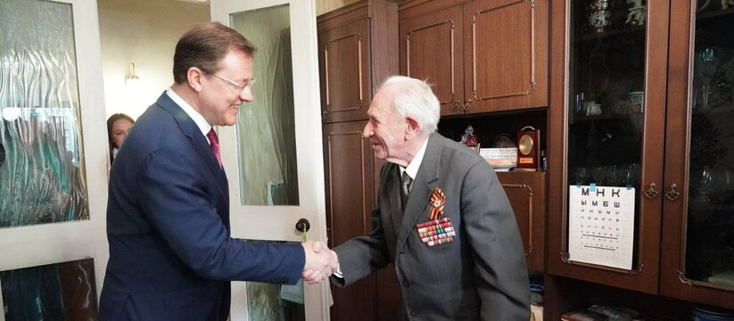 Азаров поздравил самарца-ветерана с наступающим Днем Победы