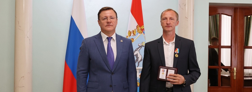 В День Государственного флага РФ Дмитрий Азаров наградил самарцев, помогавших восстанавливать Снежное