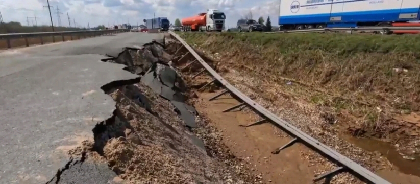 Жидкий асфальт сливается с грязью: В Самарской области произошло обрушение важной дороги