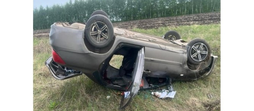 В Самарской области в перевернувшейся машине бы...