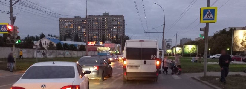 В Тольятти 11-летняя девочка попала под маршрутку на переходе