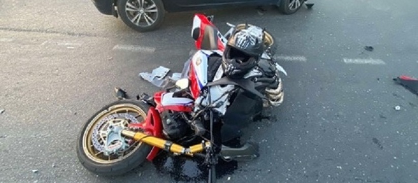 В Тольятти мотоциклист на врезался в иномарку и попал в больницу