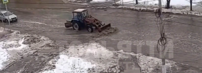 В Тольятти 2 января трактор разгонял огромную лужу ковшом