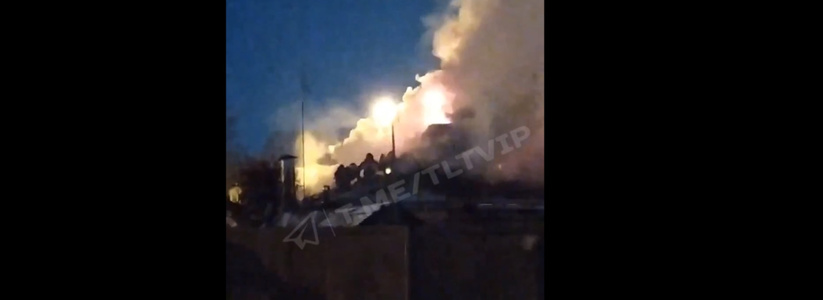 В Тольятти во время пожара огонь перекинулся с одного дома на другой