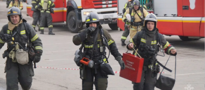 Из школы были эвакуированы 950 человек, включая...