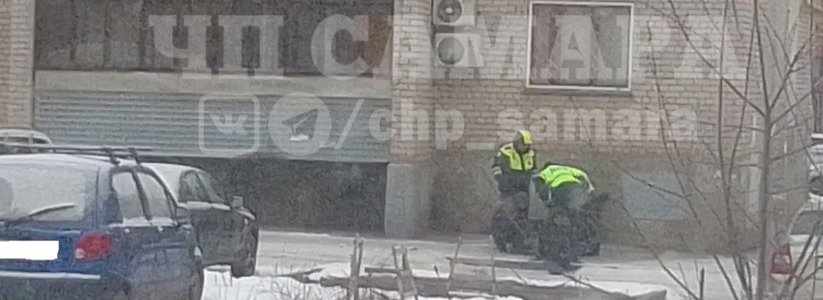 В Самаре сотрудники ДПС пришли на помощь попавшему в беду инвалиду сотрудники ДПС пришли на помощь попавшему в бед...