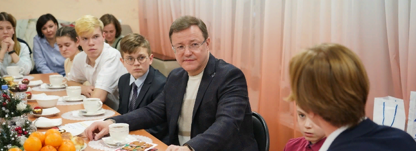 Дмитрий Азаров вручил новогодние подарки детям-сиротам и детям без попечения родителей Азаров вручил новогодние подарки детям-сиротам ...