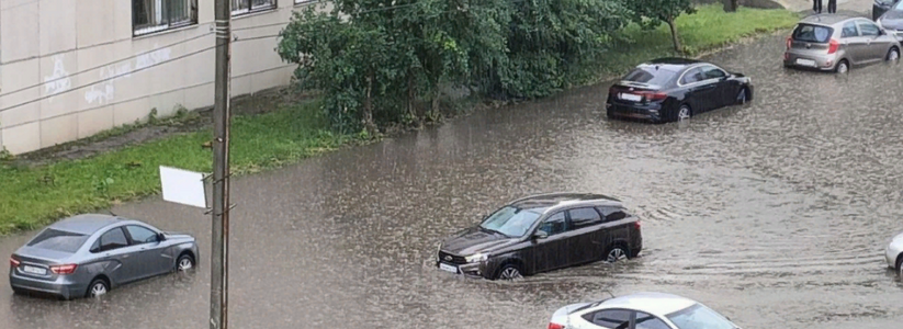 В Тольятти из-за аномального дождя на улицах случился грандиозный потоп