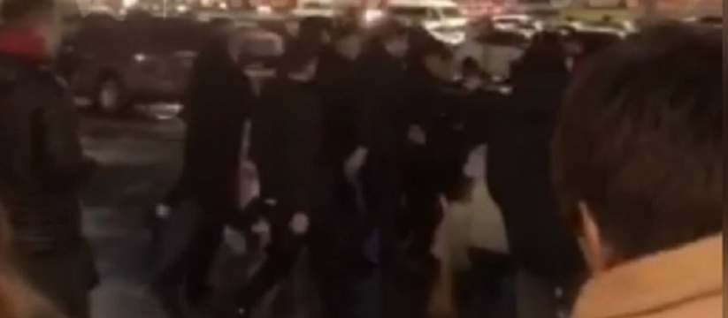 Все началось с избиения парня: В Тольятти конфликт перерос в массовую баталию на парковке ТЦ