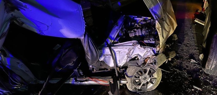Зажевало под колеса: В Самарской области легковушка смялась об грузовик В Самарской области легковушка смялась об грузовик
